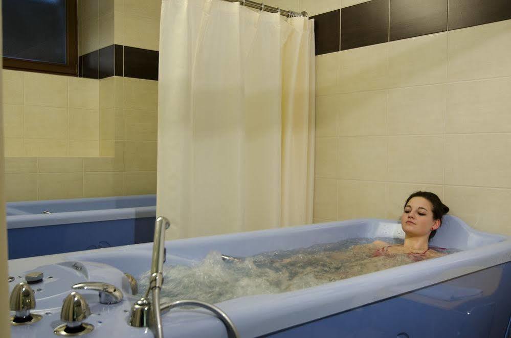 Spa Hotel Cajkovskij كارلوفي فاري المظهر الخارجي الصورة